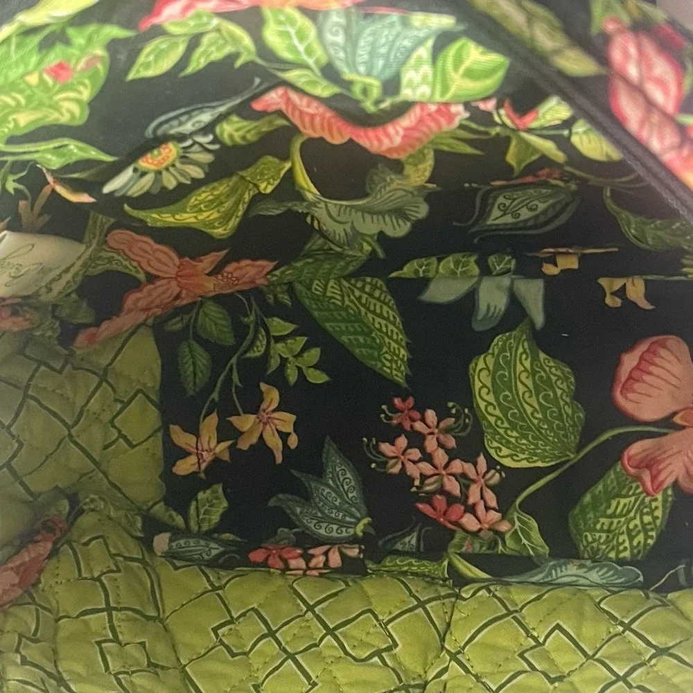 Vera Mont included pouch tucked